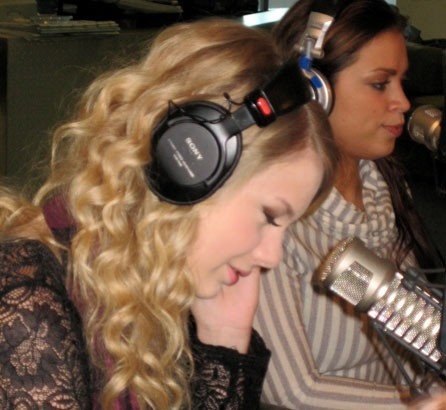 Taylor Swift — Z100 studio — photo 5