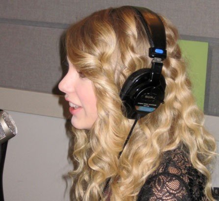Taylor Swift — Z100 studio — photo 6