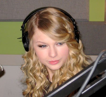 Taylor Swift — Z100 studio — photo 7