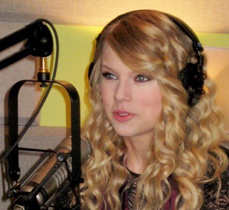 Taylor Swift — Z100 studio — photo 8