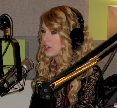 Taylor Swift — Z100 studio — photo 9