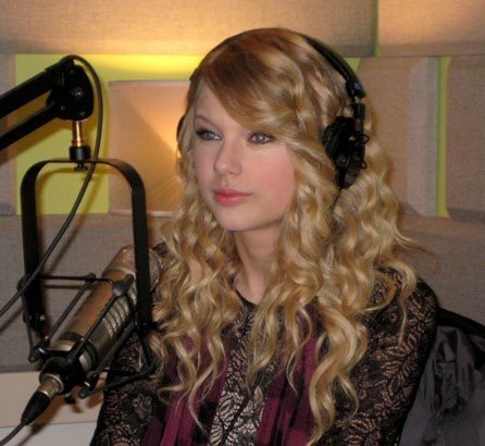 Taylor Swift — Z100 studio — photo 10