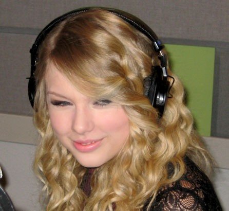 Taylor Swift — Z100 studio — photo 11
