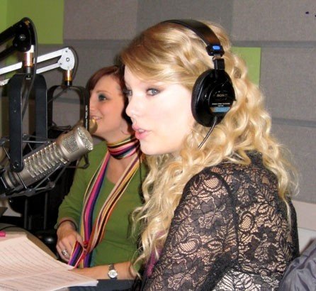 Taylor Swift — Z100 studio — photo 12