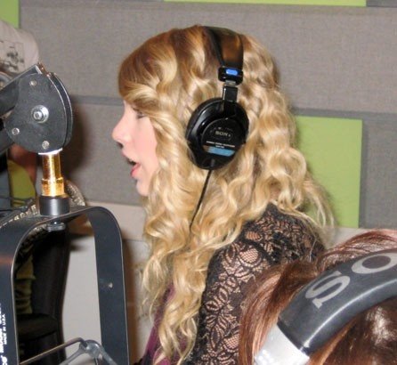 Taylor Swift — Z100 studio — photo 13