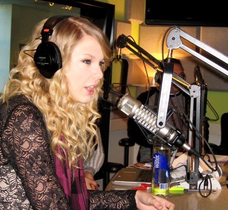 Taylor Swift — Z100 studio — photo 14