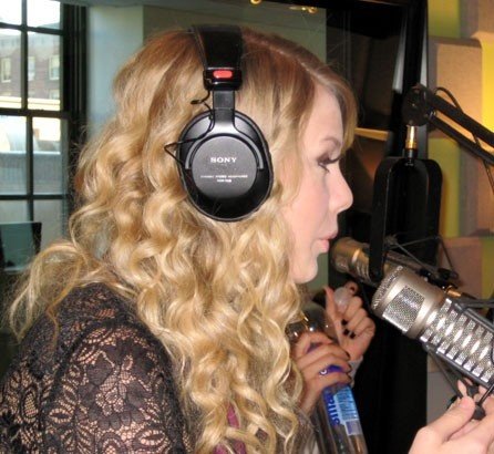 Taylor Swift — Z100 studio — photo 15