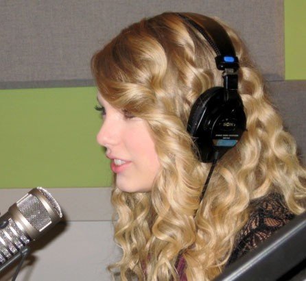 Taylor Swift — Z100 studio — photo 16