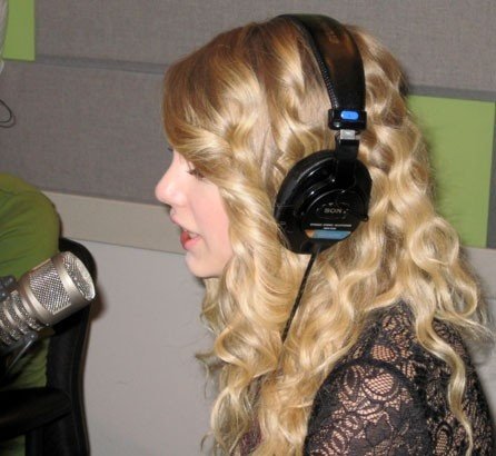 Taylor Swift — Z100 studio — photo 17