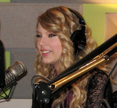 Taylor Swift — Z100 studio — photo 18