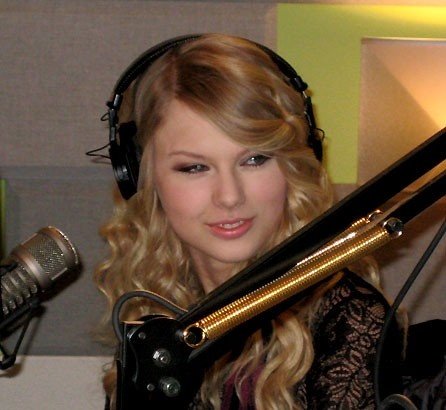 Taylor Swift — Z100 studio — photo 19