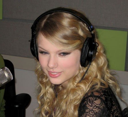 Taylor Swift — Z100 studio — photo 23