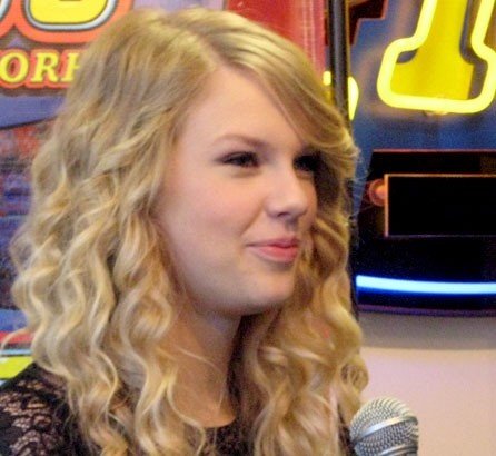 Taylor Swift — Z100 studio — photo 36