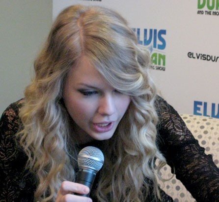 Taylor Swift — Z100 studio — photo 37