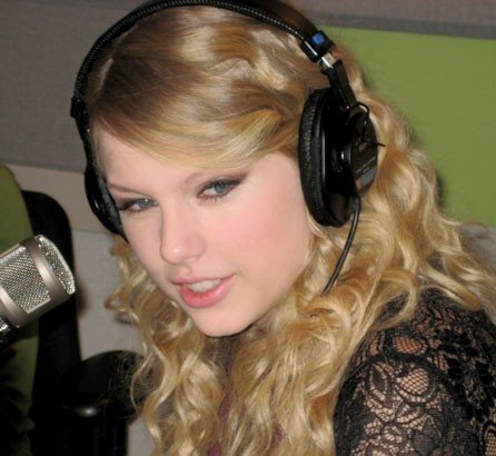 Taylor Swift — Z100 studio — photo 43