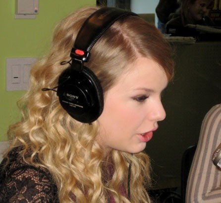 Taylor Swift — Z100 studio — photo 45
