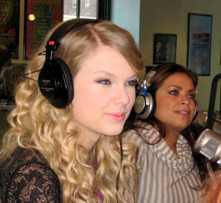 Taylor Swift — Z100 studio — photo 46