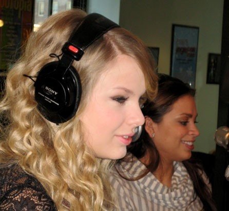 Taylor Swift — Z100 studio — photo 47